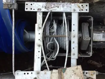 Ropes tangled together in pool cover crank