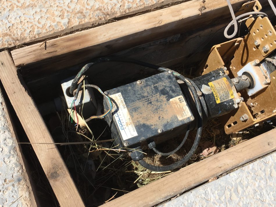 SERVICE - ME box - grass - broken box